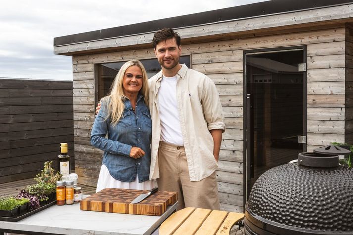 Samfélagsmiðlastjarnan og ástríðukokkurinn Adam K. Helgason er gestagrillari í nýjasta þættinum af Grillað með Sjöfn.