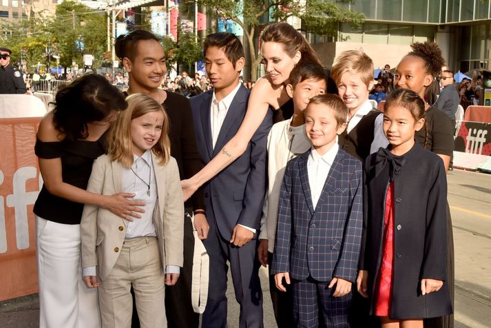 Loung Ung, Vivienne Jolie-Pitt, Maddox Jolie-Pitt, Pax Jolie-Pitt, Angelina Jolie, Kimhak Mun, Knox Jolie-Pitt, Shiloh Jolie-Pitt, Zahara Jolie-Pitt og Sareum Srey Moch á frumsýningunni í dag.