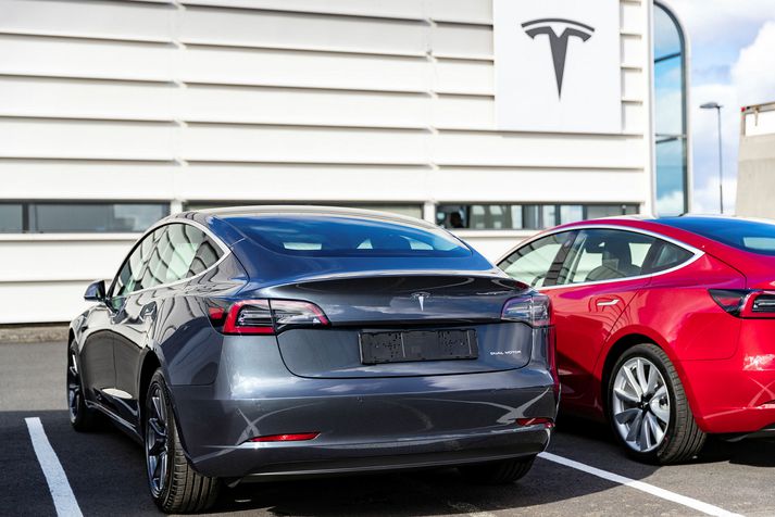 Tesla hefur selt fjölda bíla hér á landi og notið mikilla vinsælda frá því fyrirtækið opnaði útibú hér í fyrra.