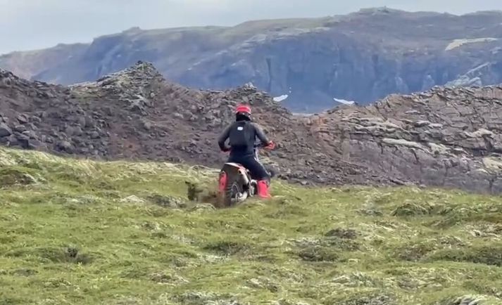 Afturhjól krossarans spændi í sig mosann.