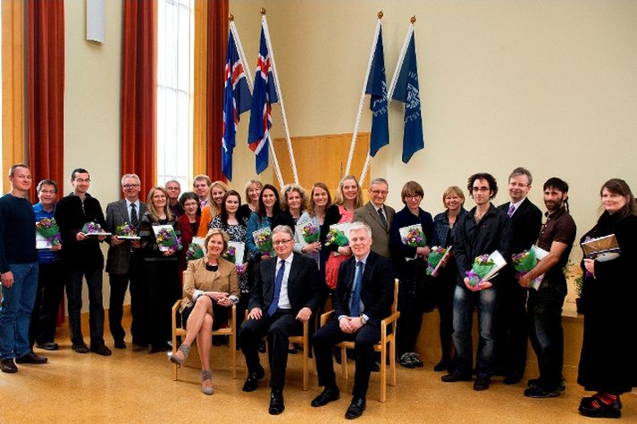 Styrkþegar, fulltrúar þeirra og leiðbeinendur standa. Fremst sitja Kristín Ingólfsdóttir, rektor Háskóla Íslands, Gunnar Helgi Hálfdanarson, formaður bankaráðs Landsbankans og formaður stjórnar Háskólasjóðs H/f Eimskipafélags Íslands, og Steinþór Pálsson, bankastjóri Landsbankans. Myndina tók Gunnar Sverrisson.