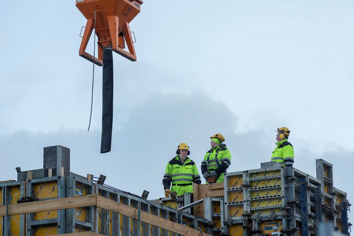 Vandræði við innflutning sements hefur komið söluaðilum illa. Einn þeirra hefur bara undan að þjónusta um helming viðskiptavina sinna. 