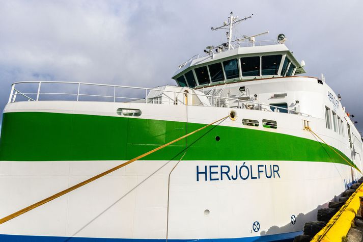 Ekki er hægt að sigla að höfninni í Þorlákshöfn eins og er vegna veðurs. 