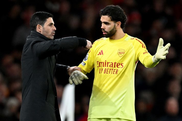 Mikel Arteta ræðir málin við markvörð sinn David Raya sem átti eftir að bjarga Arsenal undir lokin.