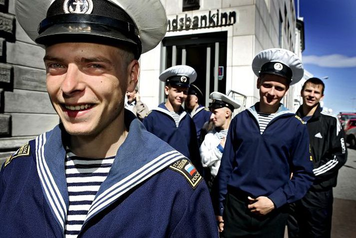 Hressir Sjóliðarnir voru hressir fyrir utan Landsbankann enda heppnir að lenda í besta veðri sumarsins hingað til.
