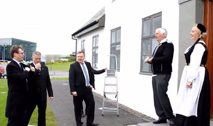 Frá athöfninni við stjórnarráðshúsið gær.