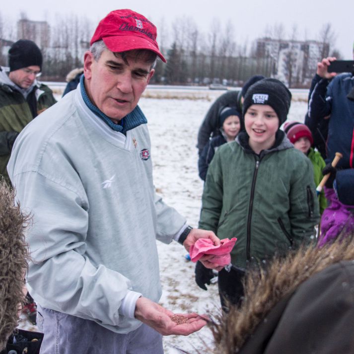 Rob Barber, fráfarandi sendiherra Bandaríkjanna, mætti með möl af hinum sögufræga Fenway-leikvangi í Boston.