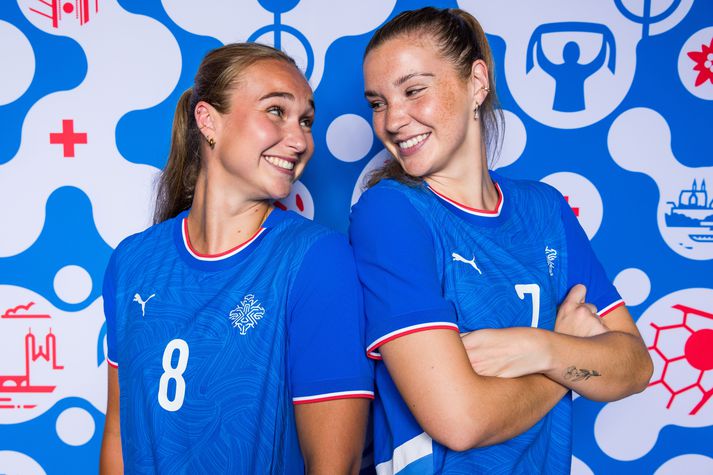 Alexandra Jóhannsdóttir og Karólína Lea Vilhjálmsdóttir byrja saman á miðju íslenska landsliðsins eins og oft áður. Þetta verður sextugasti landsleikur Alexöndru og landsleikur númer 59 hjá Karólínu.