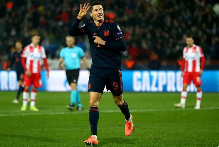 Pólverjinn Robert Lewandowski fagnar fjórða markinu sem hann gerði fyrir Bayern München á móti Rauðu stjörnunni í vikunni.