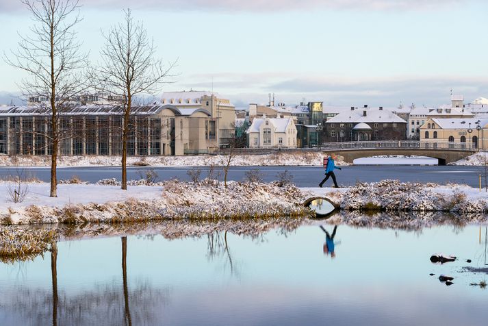 Þeir eru ekki margir dagar það sem af er vetri sem hafa verið hvítir í Reykjavíkurborg. Vilhelm Gunnarsson ljósmyndari Vísis náði þó að festa einn slíkan á filmu.