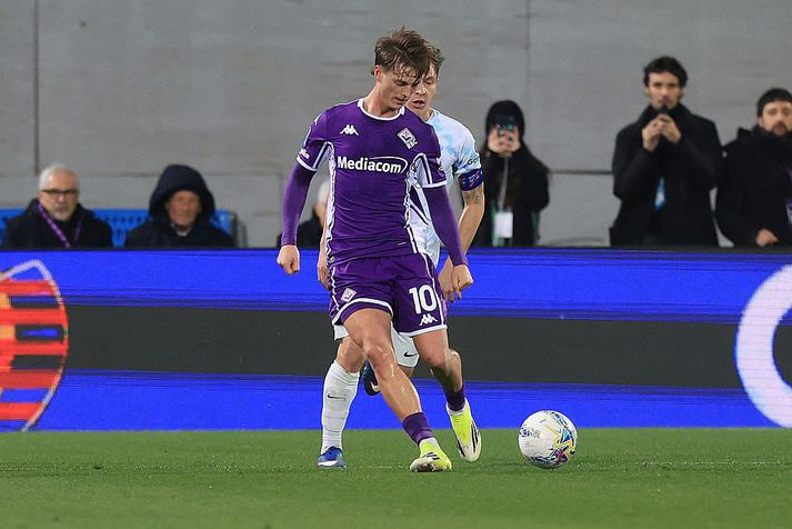 Albert Guðmundsson með boltann í leiknum við Inter í kvöld.