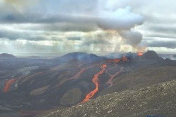 Myndarlegar hraunár flæddu til austurs niður í Meradali frá eldgígnum síðdegis í gær, sem vefmyndavél Almannavarna og Veðurstofu fangaði.