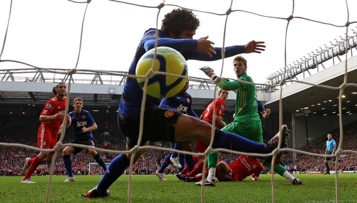 Daniel Agger horfir hér á eftir boltanum í markið hjá Manchester United um helgina.