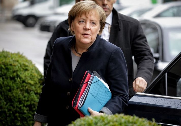 Angela Merkel Þýskalandskanslari mætir til fundar í hádeginu.