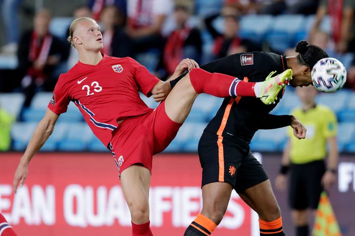 Erling Braut Håland í baráttunni við Virgil van Dijk í leik gærkvöldsins.
