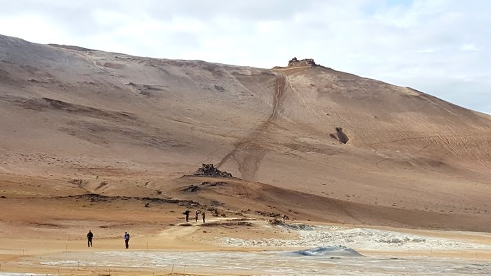 Greinilegur slóði hefur myndast í hlíð Námafjalls fyrir ofan hverasvæðið. Myndin var tekin 21. ágúst.