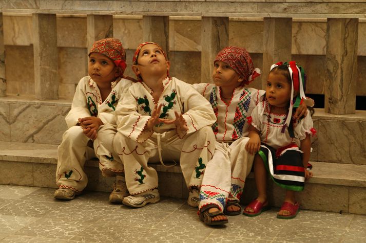 Eins og jafnan þegar hátíðisdagar eru haldnir fyllast börnin eftirvæntingu. Þessir krakkar sátu íklæddir þjóðlegum klæðnaði á tröppum dómkirkjunnar í Apatzingan á þriðjudaginn þegar Mexíkóar héldu upp á dag meyjarinnar frá Guadalupe, sem er ein stærsta hátíð ársins þar í landi.