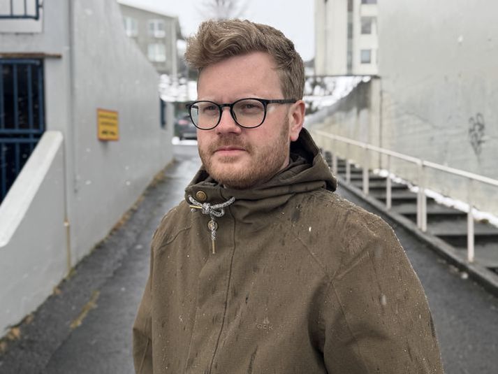 Það á ekki af Axel að ganga. Hann komst að því nú í morgun að hann er á málaskrá lögreglu sakaður um að hafa sigað hundi sínum á börn, hótað nágrönnum með skotvopni og gangi til sálfræðings vegna reiðikasta. Axel telur þetta tengjast heimsókn lögreglu sem vildi kanna vopnakost hans.