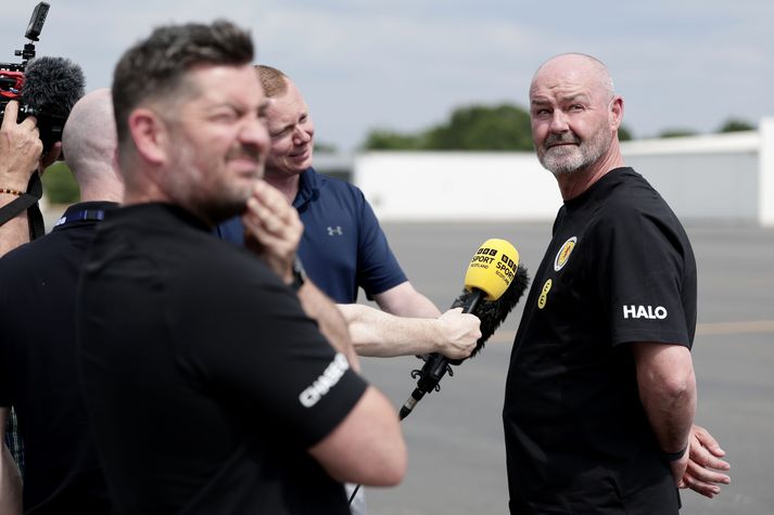 Steve Clarke, þjálfari skoska landsliðsins, ræðir við blaðamann breska ríkisútvarpsins.