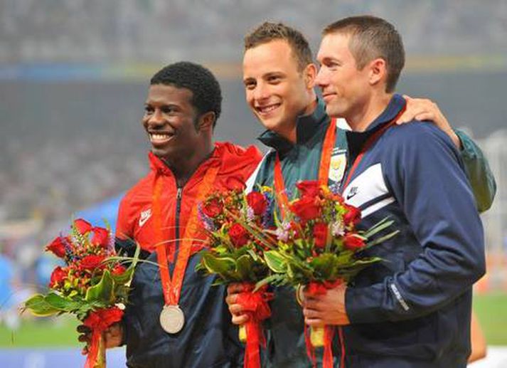 Oscar Pistorius með gullið sitt í dag.
