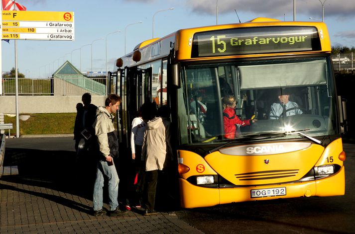 Nemendur geta keypt sér sérstök strætókort á sérkjörum og margir nýta sér það.