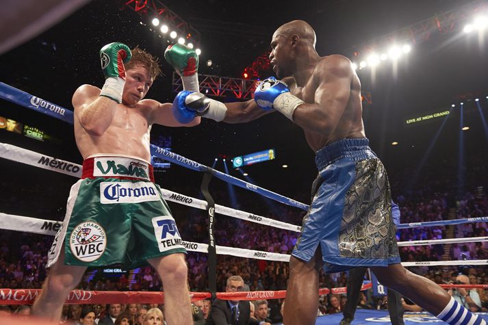 Mayweather lemur hér á Alvarez.