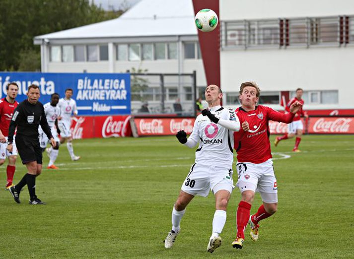 Andri Fannar í baráttunni við Ian Jeffs, leikmann ÍBV.