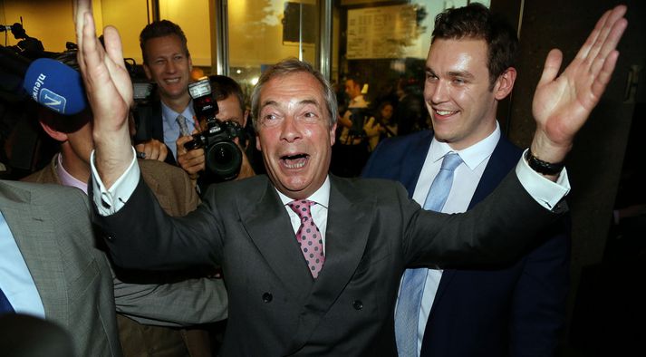 Nigel Farage var kampakátur þegar ljóst varð að Bretar hefðu samþykkt Brexit.