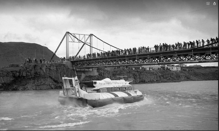 Mynd frá Tómasi, Svifnökkvi á siglingu á Ölfusá 30. ágúst 1967. Svifnökkvinn sigldi frá Vestmannaeyjum og á Selfoss.