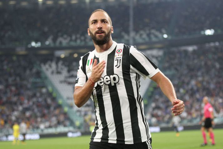 Higuain fagnar marki sínu í dag.