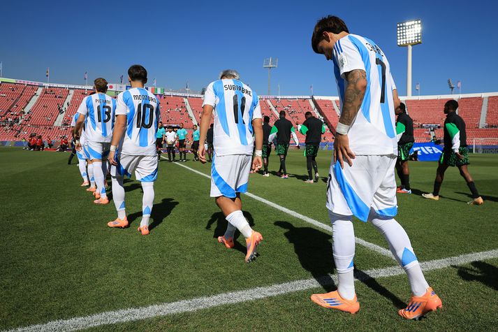Evrópsk félög vilja semja snemma við efnilega argentínska fótboltamenn og sleppa við að borga argentínskum félögum fyrir þá. Nú er argentínska sambandið komið með nóg af þeirri þróun.