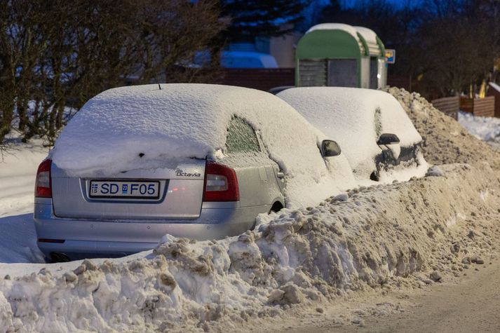 Það þurftu margir að glíma við sama vandamál og eigendur þessara bíla núna í janúar, að moka bílnum úr stæði. 