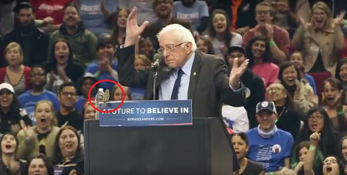 Sanders vissi ekki almennilega hvernig hann átti að haga sér eftir komu þessa óvænta gests.