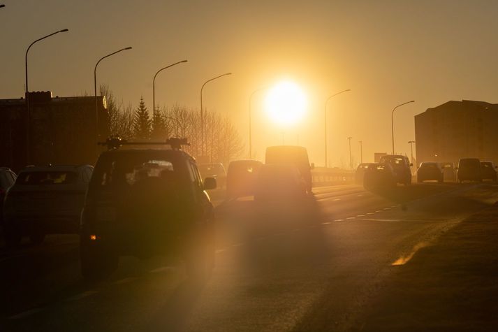 Víða er spáð snjókomu, en styttir upp seinnipartinn og lengst af þurrt suðaustantil.