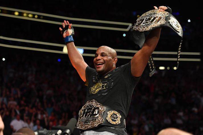 Daniel Cormier með beltin sín.