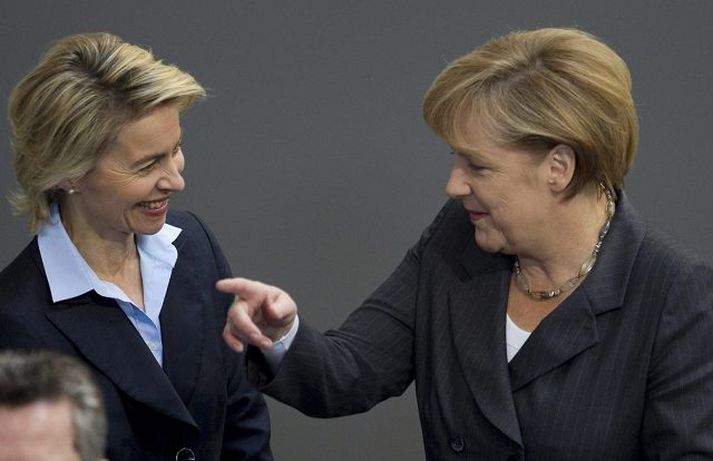 Vinnumálaráðherrann Ursula von de Leyen lak tölum til fjölmiðla á miðvikudag sem bentu til mun minna atvinnuleysis en raunin varð. Hér ræðir hún við Angelu Merkel, kanslara Þýskalands.Fréttablaðið/AP 