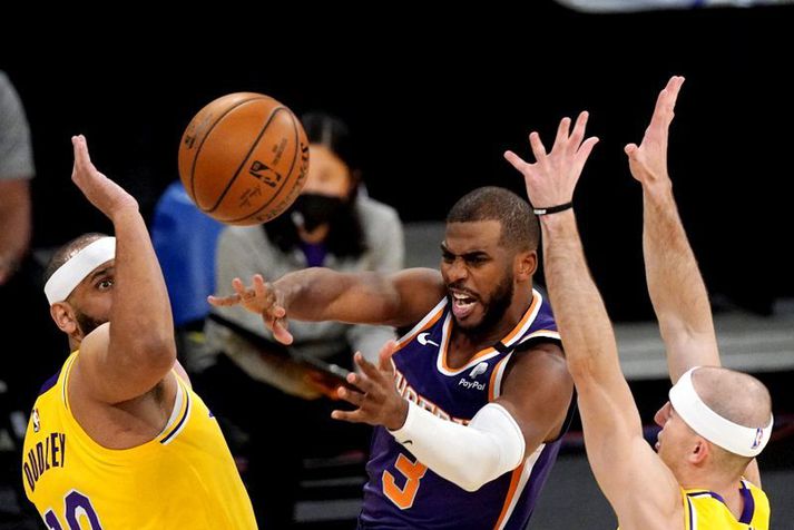 Chris Paul hefur breytt miklu fyrir lið Phoenix Suns sem var ungt og efnilegt lið en þurfti leiðtoga eins og hann. Hér er Paul í leiknum á móti Lakers í nótt.