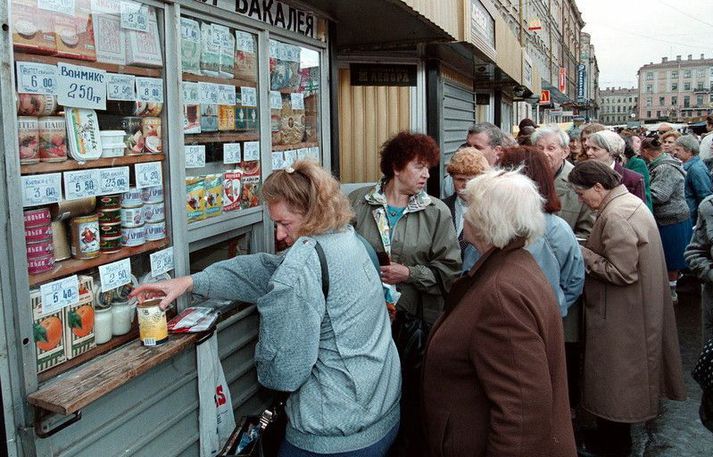 Íbúar í Sankti Pétursborg bíða í röð eftir því að geta keypt dósamat og nauðsynjar þegar rúblan féll árið 1998.