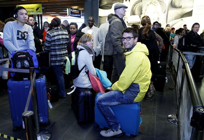 Flugvallarstarfsmenn hafa í þrígang boðað til tímabundinna verkfalla sem hafa valdið töfum á flugsamgöngum. Deila þeirra við Isavia virðist í hnút.