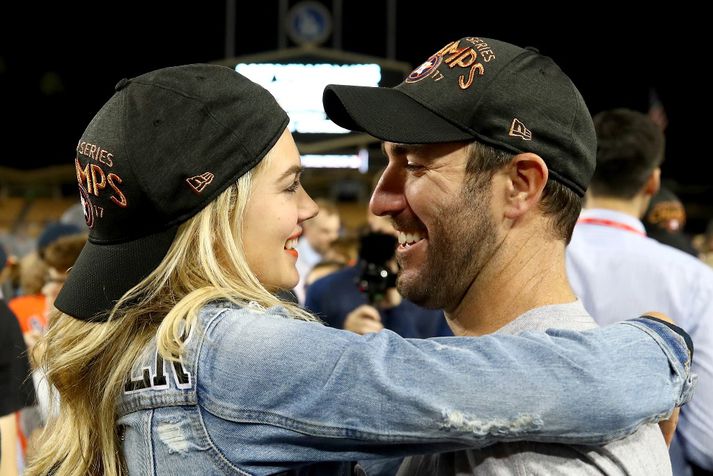 Justin Verlander, leikmaður Astros, fagnar titlinum í nótt með unnustu sinni, ofurfyrirsætunni Kate Upton.