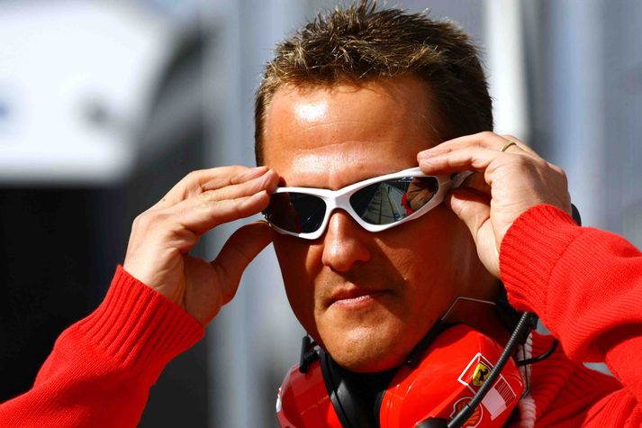 Michael Schumacher í góðum gír á Jerez brautinni á Spáni og með réttu græjurnar.