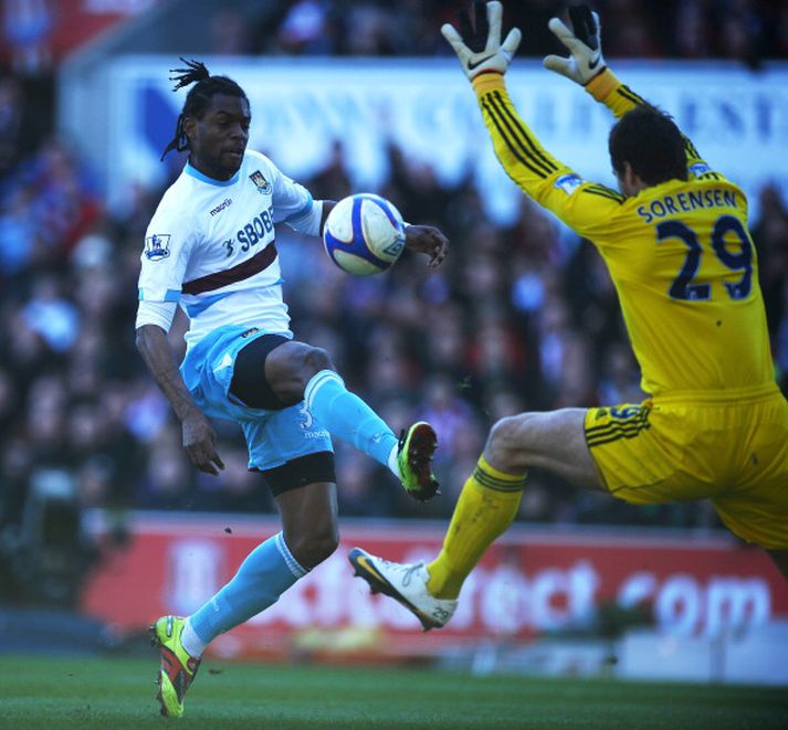 Frédéric Piquionne skorar mark sitt í dag.