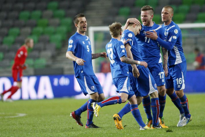 Gylfi Þór Sigurðsson fagnar marki sínu með félögum sínum í íslenska liðinu.