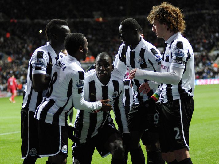 Leikmenn Newcastle fagna fyrra marki Demba Ba.