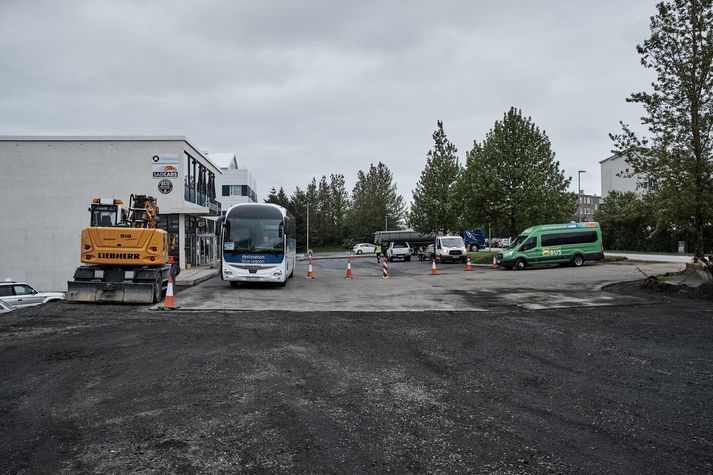 Unnið er að stækkun og breytingum á plani umdeildrar rútumiðstöðvar í Skógarhlíð. 