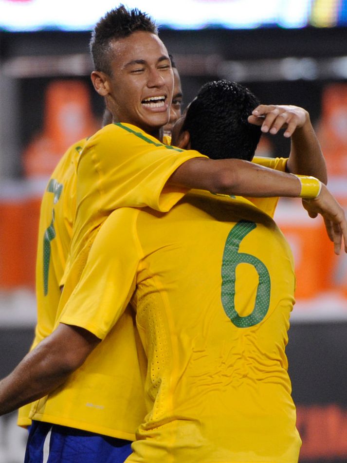 Neymar fagnar sínu fyrsta marki fyrir brasilíska landsliðið.