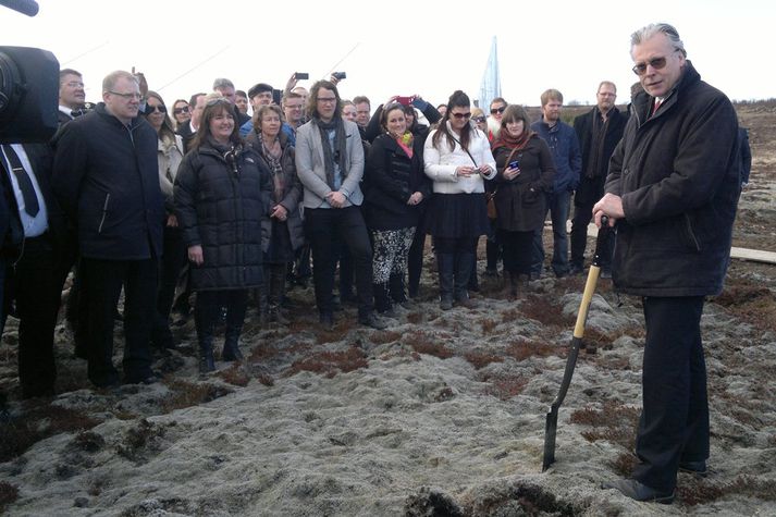 Ögmundur Jónasson innanríkisráðherra tekur skóflustungu að fangelsinu. 