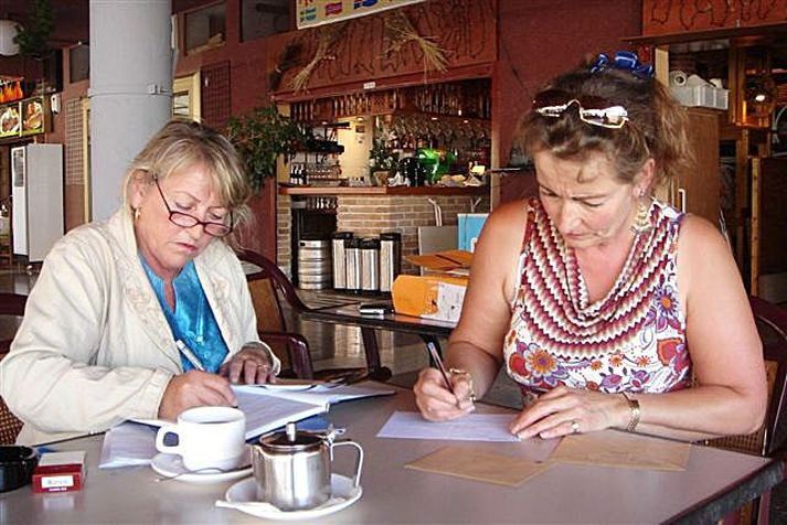 Þær Klara Baldursdóttir og Dagmar Ólafsdóttir fara yfir málin áður en kjörfundur var opnaður í sólinni á Kanarí.