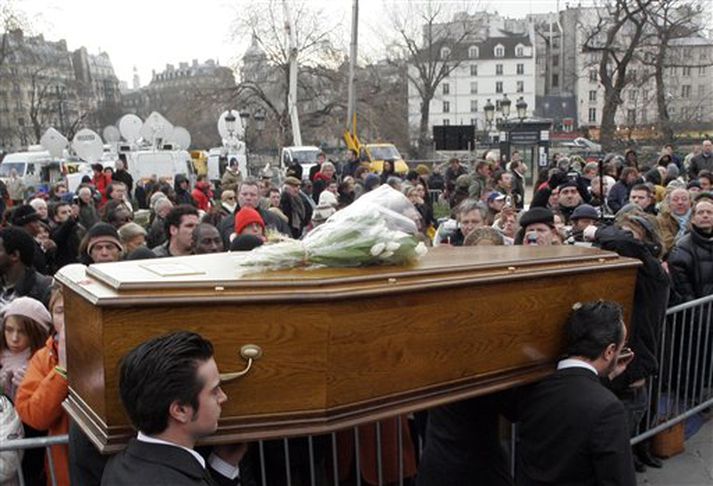 Kista Abbe Pierre var borin um götur við Notre Dame dómkirkjuna í París eftir útförina í dag.