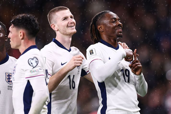 Eberechi Eze stoltur eftir markið gegn Serbum í kvöld.